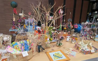 Mosaïques, décorations de sapin en bois, bijoux...