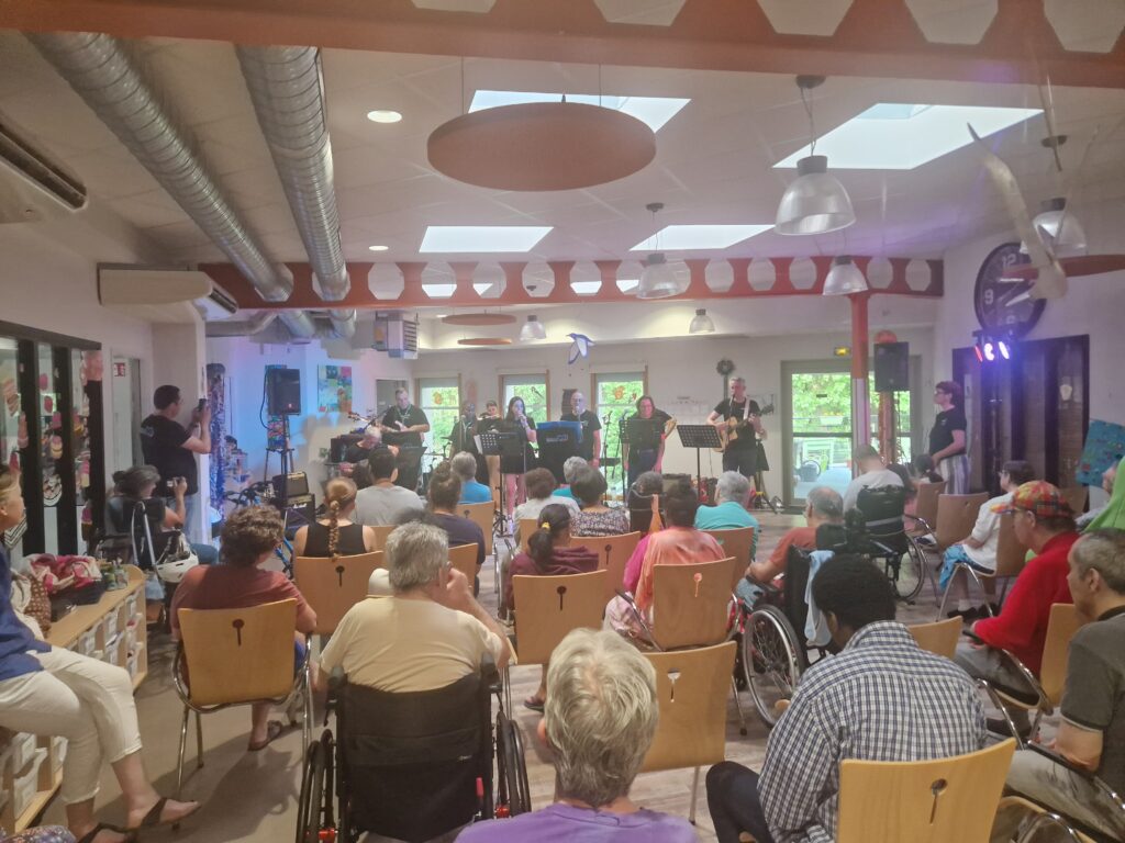 Un moment musical avec les scouts
